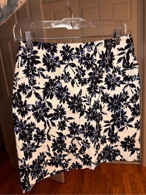 NWOT S.C. & CO. Floral Print Skort. Size small petite